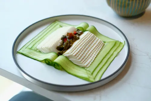 ▲「馬告松花皮蛋豆腐」的外型雅緻漂亮，味道也風雅惹味。（圖／記者葉盛耀攝）