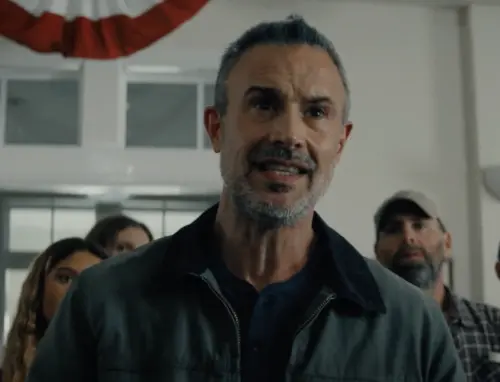 ▲小佛萊迪普林茲回歸《是誰搞的鬼》，已經是明顯的大叔模樣，昔日校園電影王子的俊俏外表幾乎沒有保留。（圖／索尼提供）