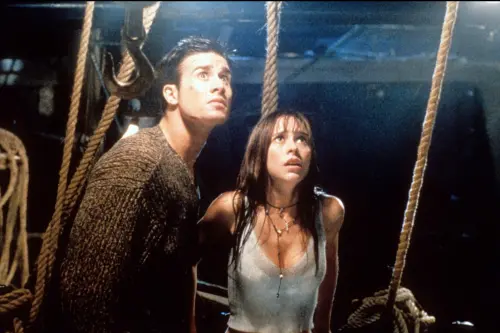 ▲小佛萊迪普林茲（左）與珍妮佛樂芙休伊當年在《是誰搞的鬼》青春洋溢，珍妮佛的火辣身材已經被突顯，是臉蛋甜美、身段性感的女神。（圖／摘自IMDb）