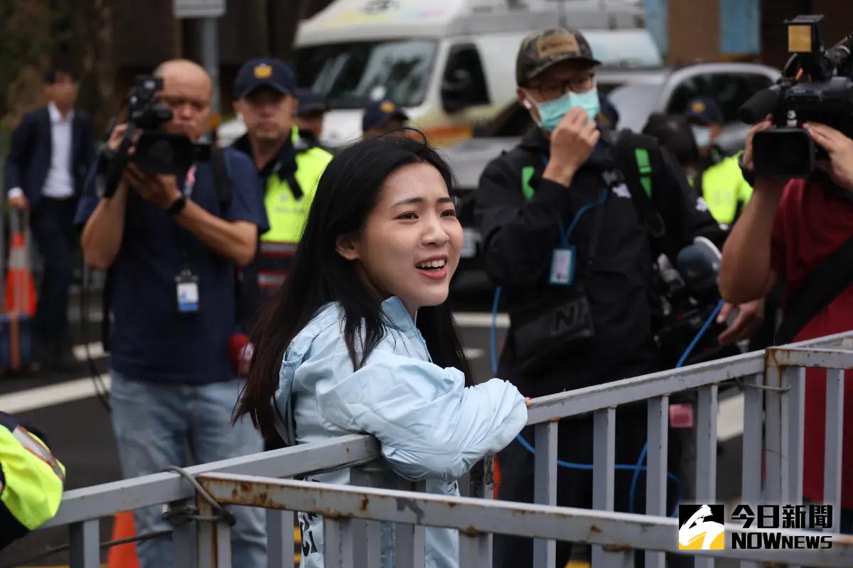 ▲罷免國民黨立委徐巧芯團體今（8）日赴北市選委會送交二階連署書，領銜人曹興誠表示，今天送件達4萬1201份，達罷免門檻175%。（圖／朱永強攝）