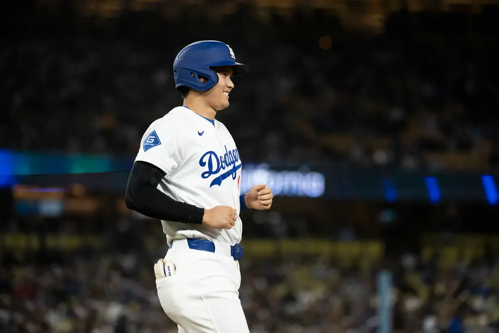 ▲大谷翔平與昔日一壘教練、現任馬林魚總教練Clayton McCullough於賽前在場邊相見歡，引發社群媒體熱議。（圖／美聯社／達志影像）