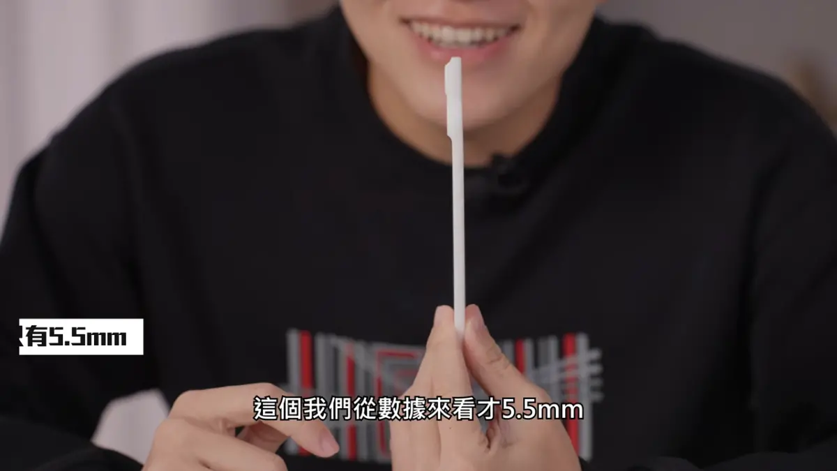 ▲今（29）日晚間百萬YTR Joeman也拿著超薄手機iPhone 17 Air外流模型機。（圖／翻攝YT@Joeman）