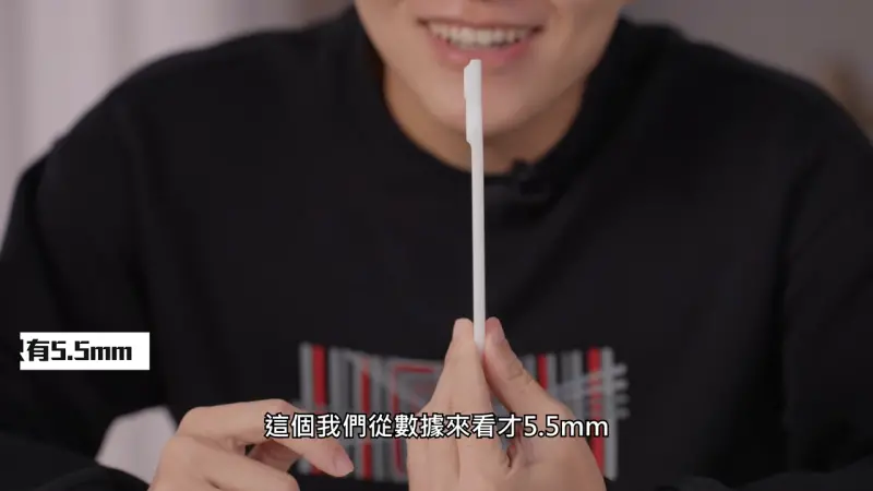 ▲今（29）日晚間百萬YTR Joeman也拿著超薄手機iPhone 17 Air外流模型機。（圖／翻攝YT@Joeman）