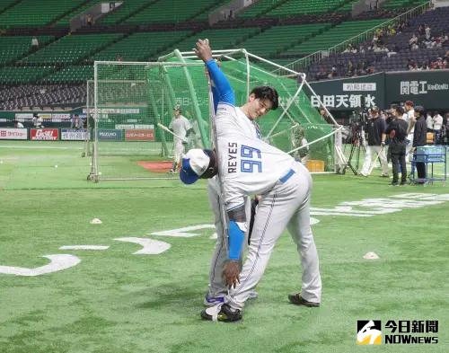 火腿隊洋砲Franmil Reyes與清宮幸太郎進行熱身。(圖/記者陳柏翰攝) ▲火腿隊洋砲Franmil Reyes與清宮幸太郎進行熱身。(圖/記者陳柏翰攝)