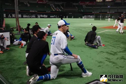 ▲古林睿煬首度踏入福岡巨蛋，在場邊進行靜態熱身。（圖／記者陳柏翰攝）