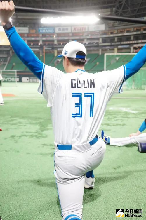 ▲古林睿煬首度踏入福岡巨蛋，在場邊進行靜態熱身。（圖／記者陳柏翰攝）