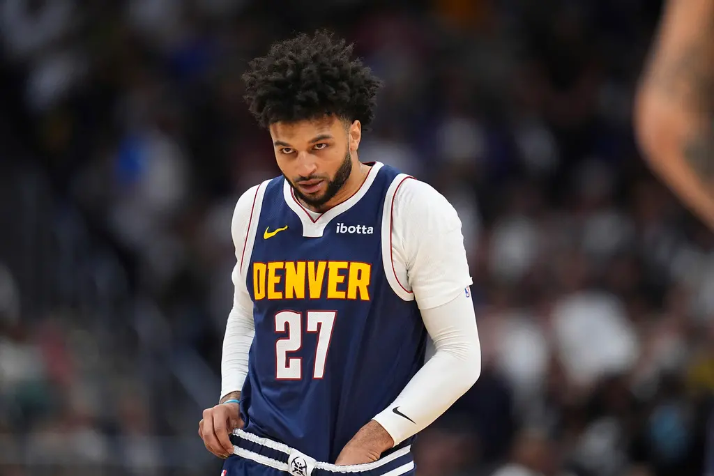 ▲根據外媒爆料，金塊休息室內部多位球員不滿Jamal Murray防守態度散漫，形容他在場上宛如「毒蟲」在街上走路，《NuggLove》也亮出上役一關鍵數據，顯示快艇已經找到痛打Murray防守端問題的解方，呼籲金塊教練團趕緊做出改變。（圖／美聯社／達志影像）