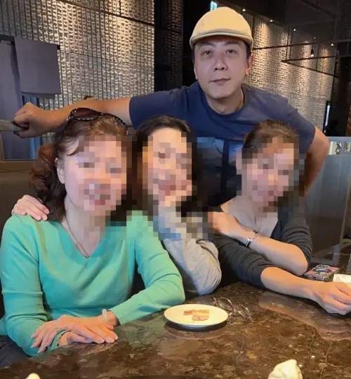廖錦德去年底帶著媽媽、老婆、姊姊到餐廳用餐時,就有粉絲好奇的問,為何沒有廖峻,原來當時廖峻夫妻早就離婚了,關係不睦。 ▲廖錦德去年底帶著媽媽、老婆、姊姊到餐廳用餐時,就有粉絲好奇的問,為何沒有廖峻,原來當時廖峻夫妻早就離婚了,關係不睦。(圖/廖錦德臉書)