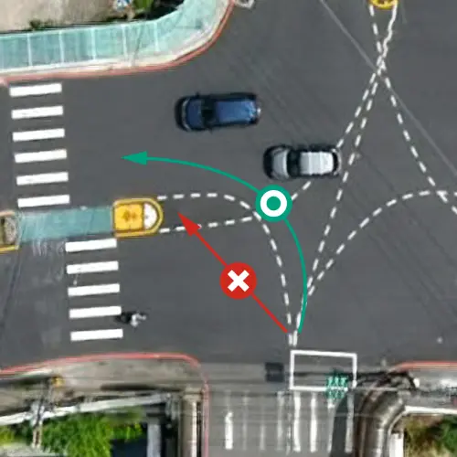 ▲交通部提醒各位用路人，轉彎時記得通過路口中心再轉彎，以免撞上行人庇護島。（圖／交通部臉書）