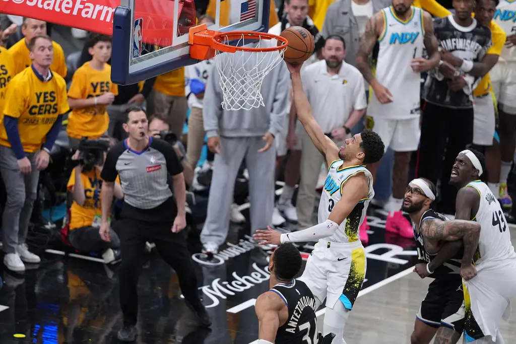 ▲NBA東區季後賽首輪，印第安納溜馬今（30）日在主場與密爾瓦基公鹿戰至延長賽，最終靠著Tyrese Haliburton的關鍵上籃，最終以118：117擊敗公鹿，系列賽大比分4：1淘汰公鹿，下一輪將對上克里夫蘭騎士。（圖／美聯社／達志影像）