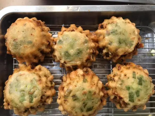 ▲獨有的東北香粑粑，剛炸好外酥內鮮美，吃起來與蚵嗲有點像。（圖／翻攝東北香粑粑臉書）