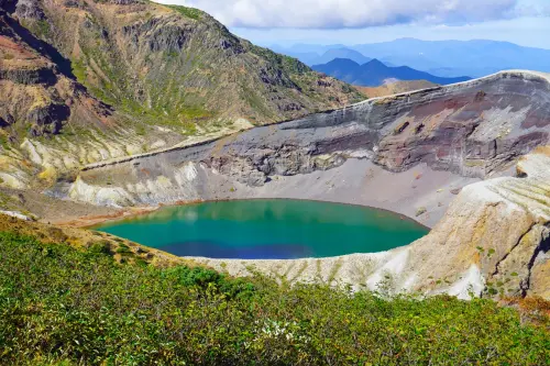 ▲日本東北花卷、仙台兩市一次玩，探訪日本神祕火山湖「藏王御釜」，漫步空中鳥居。（圖／旅天下提供）