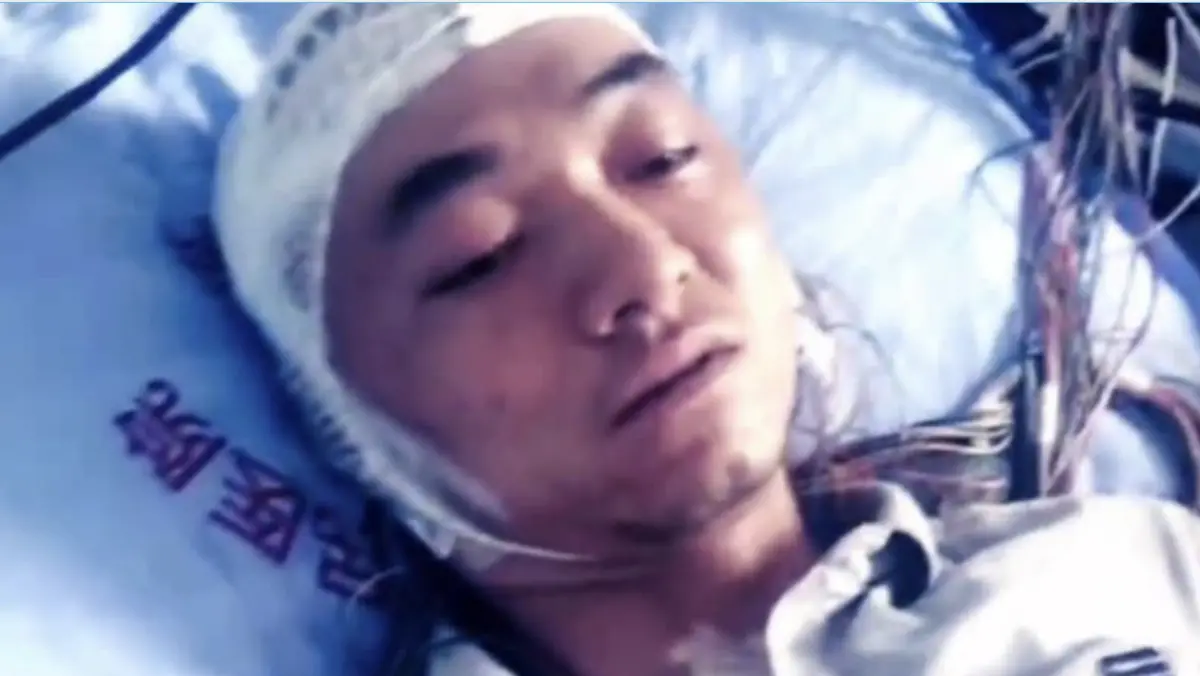 ▲中國網紅「小楊哥」（楊貴成；如圖）28日因腦癌離世，享年33歲，其親妹妹悲痛嘆：「哥哥去世前一直哭，他最放心不下的就是11歲的女兒。」而小楊哥生前臥病、插管的重病模樣讓人看了不捨。（圖／翻攝自微博）