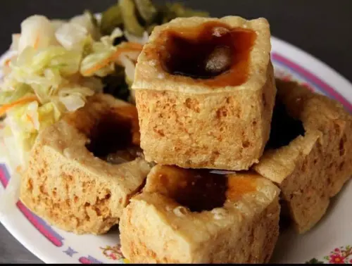 ▲通霄廟口阿嬤臭豆腐標榜遵循以古法蔬菜和中藥泡製的臭豆腐，炸好後有著外酥內軟的口感。（圖／翻攝通霄廟口阿嬤臭豆腐臉書）