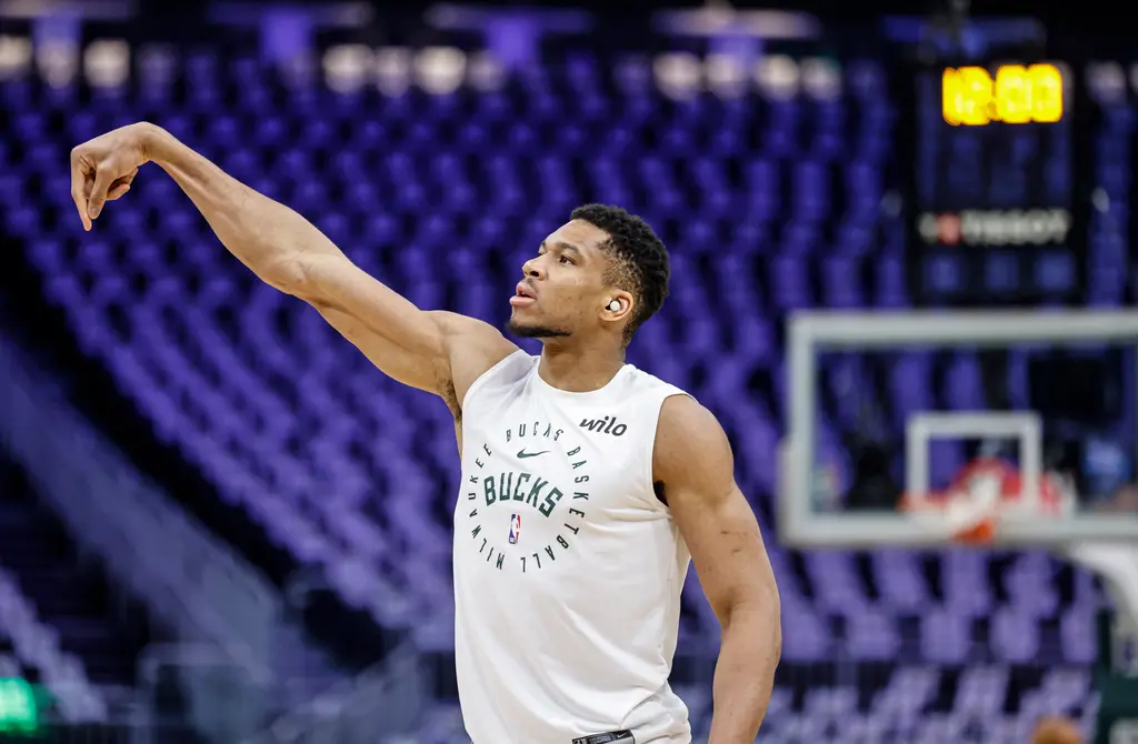 ▲NBA密爾瓦基公鹿今（30）日不敵印第安納溜馬後，季後賽首輪遭淘汰，關於字母哥Giannis Antetokounmpo離隊的消息再度浮上台面，前NBA球星Isaiah Thomas也呼籲Antetokounmpo趕緊轉隊。（圖／美聯社／達志影像）