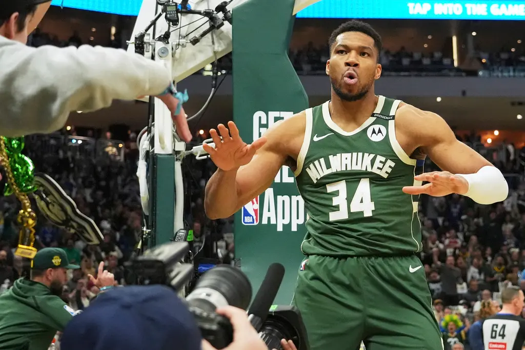 ▲NBA季後賽密爾瓦基公鹿今（30）日不敵印第安納溜馬後，在季後賽首輪遭淘汰，賽後焦點無疑是「字母哥」Giannis Antetokounmpo是否留隊，而他本人賽後接受訪問時表示自己不想談論這個話題，因為說什麼都會被誤解。（圖／美聯社／達志影像）