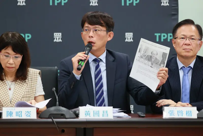 ▲台灣低薪高工時慘況愈趨嚴重，民眾黨立院黨團總召黃國昌大嗆勞動部長洪申翰：「你還認得你自己嗎？」（圖／民眾黨團提供，2025.04.30）