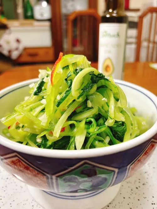 ▲Lanlan Chen分享，把青江菜切成絲再炒，會變得很好吃。（圖／Lanlan Chen提供）