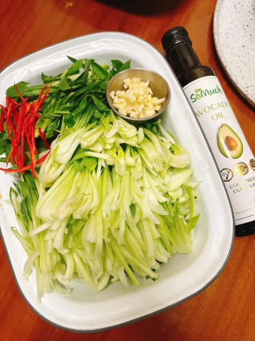 ▲青江菜切成絲很費工。（圖／Lanlan Chen提供）