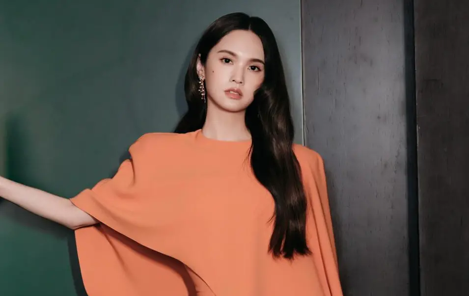 ▲楊丞琳（如圖）被爆有大頭症，陳沂曝光她與楊丞琳的真實接觸，稱多年以前曾巧遇楊丞琳與許瑋倫一起逛街，兩人被粉絲認出時，楊丞琳大臭臉，給人一種自以為很紅、是超級巨星的感覺。（圖／楊丞琳臉書）