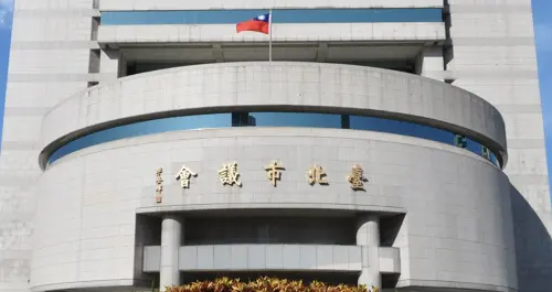 不忍了!駐衛警忙團購、前主播霸占記者室 北市議會出手了