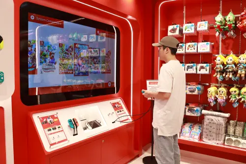 ▲任天堂旗艦店有一面規劃為主機試玩區，開幕日仍是擺放初代 Switch，Switch 2尚未現蹤。（圖／記者吳翊緁攝）