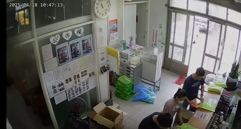 ▲民進黨揭露市府環保局採購雨衣、雨鞋等裝備,經揭露是中國貨後,竟叫清潔隊員上班時間幫廠商換包裝。(圖/台中市議員王立任提供,2025.04.30)
