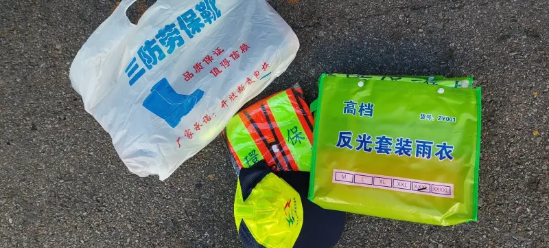 ▲台中市採購近4千套清潔隊員裝備,交貨時包裝印有簡體字。(圖/台中市議員江肇國提供,2025.04.30)
