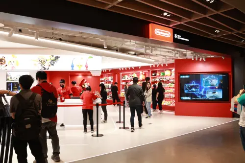▲任天堂授權商品旗艦中心面積約60坪，統計販售超過700項商品，整體動線還算流暢。（圖／記者吳翊緁攝）
