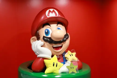 ▲超級瑪利歐系列中的「無敵星星」受到粉絲喜愛，零錢包、玩偶和贈品貼紙都相當搶手。（圖／記者吳翊緁攝）