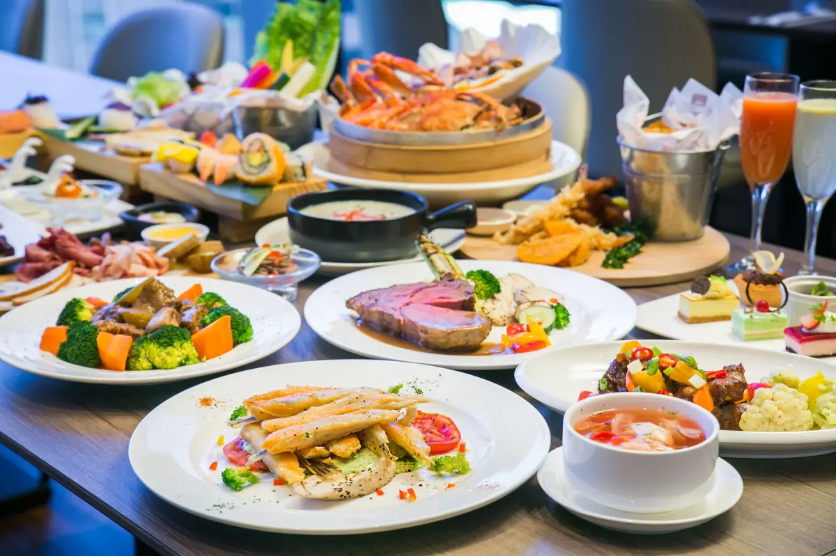 ▲凱撒飯店連鎖推出「聯合自助餐券」套券組，每套10張售價7,880元，若購買至50張等於單張平均僅656元，可到台北凱撒、台北凱達、新板希爾頓的自助餐餐廳平日午餐、晚餐時段暢饗吃到飽，等於最優打到約5折優惠。（圖／凱撒飯店連鎖提供）