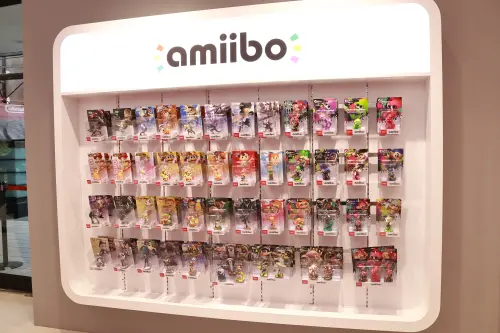 ▲任天堂旗艦店中，各系列 IP 皆分開擺放，也有設置遊戲片專區和試玩區，整體動線還算流暢。（圖／記者吳翊緁攝）