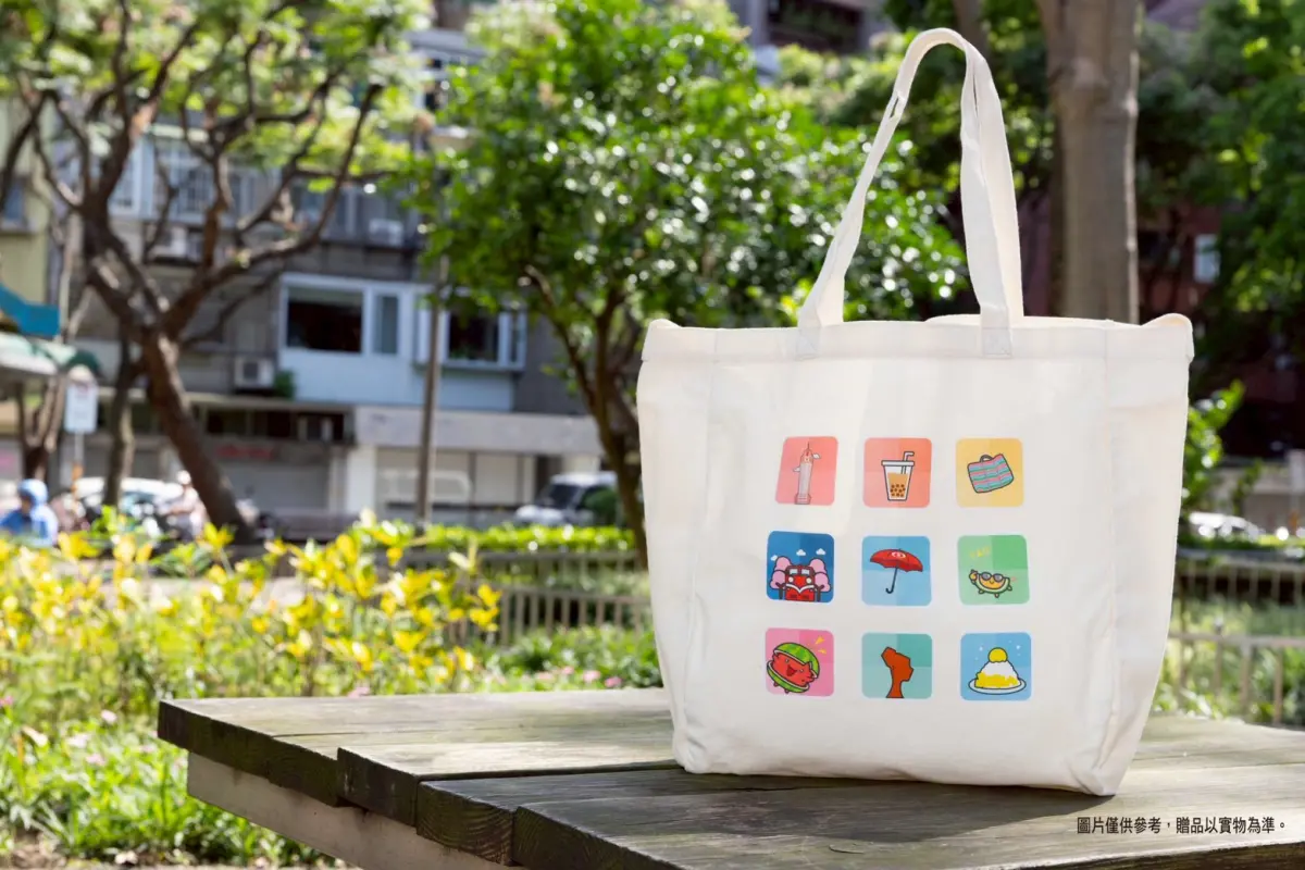 ▲新光金控7月24日併入台新金控前，將於6月23日舉行股東會，股東紀念品也曝光，這次送出「斜背兩用加底帆布袋」，正面圖案充滿台灣味。（圖／新光金提供）