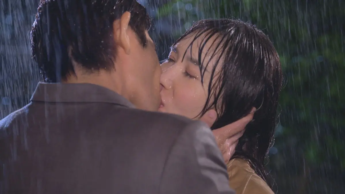 ▲徐千京（右）《好運來》飾演心機千金女，為愛不顧一切，和曾子益在雨中狂吻，水一直灌進嘴巴，吐出來還牽絲。（圖／民視提供）