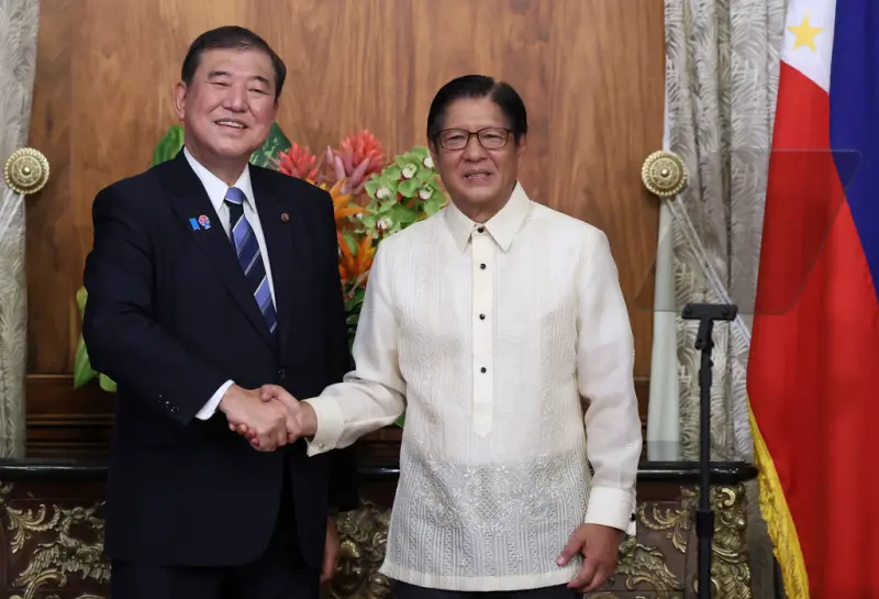 ▲日本首相石破茂(左)為期兩天的訪問，第一站於馬尼拉會見菲律賓總統小馬可仕(右)。（圖／美聯社／達志影像）