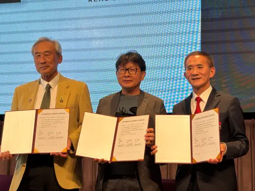 ▲亞昕今與21世紀、ERA舉行策略聯盟簽約儀式。左起為21世紀董事長王福漲、美商ERA易而安不動產台灣董事執行長黃鵬䛥及亞昕集團總裁姚連地。（圖／記者徐銘穗攝）