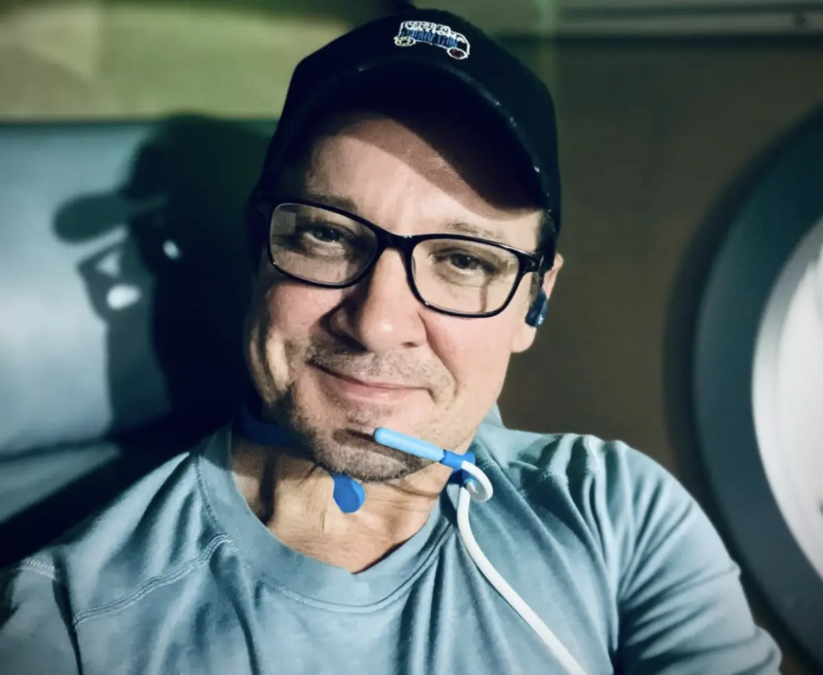 ▲傑瑞米雷納飾演漫威人氣角色「鷹眼」，2023年初他遭到鏟雪車輾過身體，不僅右眼看到左眼爆出眼眶，腦中還閃過人生跑馬燈，讓他當下以為自己會就此身亡。（圖／傑瑞米雷納 IG）