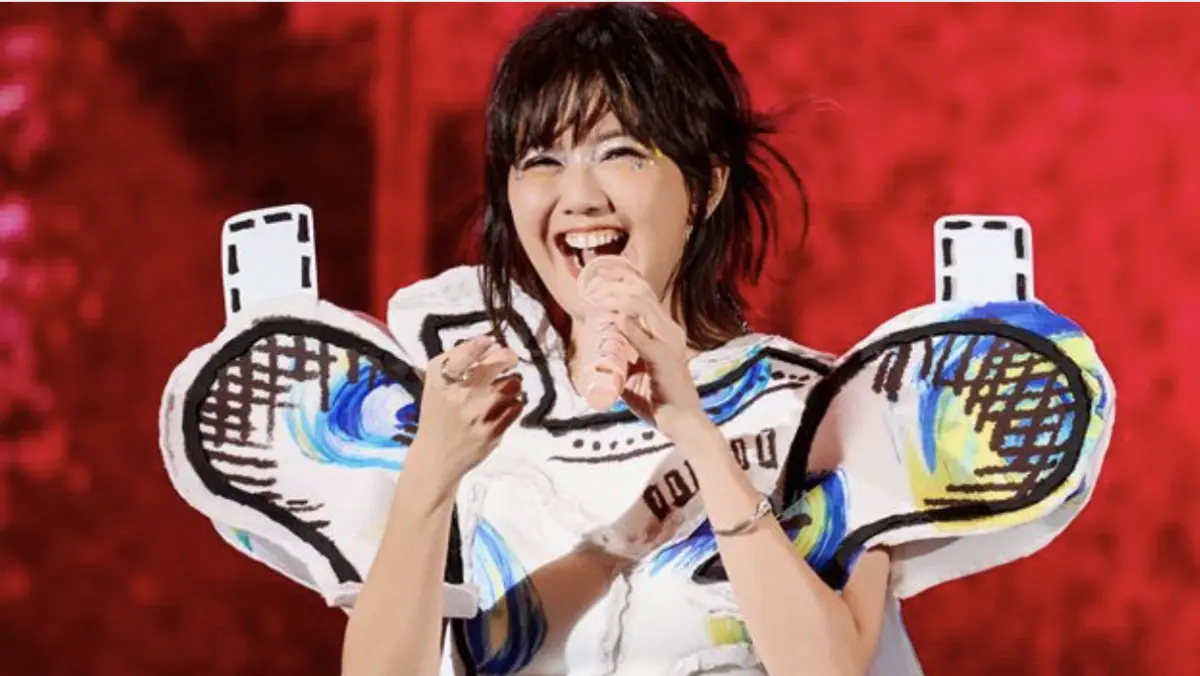 ▲天后孫燕姿（如圖）今（30）日宣布將在今年8月16、17日登上高雄巨蛋，舉辦《就在日落以後》世界巡迴演唱會，國泰世華CUBE信用卡及世界卡卡友可於5月11日中午12點優先，5月13日中午12點拓元售票全面開賣。（圖／Make Music 提供）