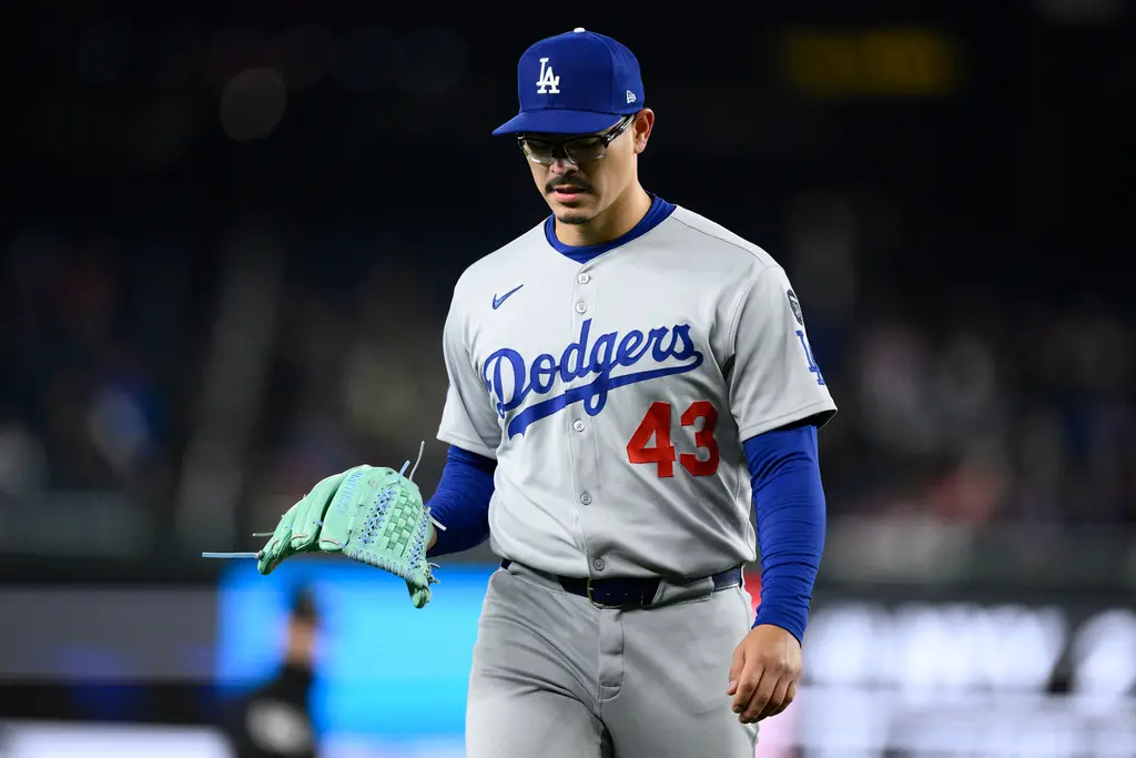 ▲美國職業棒球大聯盟（Major League Baseball）洛杉磯道奇昨（29）日交手邁阿密馬林魚，第六局時道奇總教練Dave Roberts將先發投手火球男Dustin May換下，由左投Anthony Banda接替登板，沒想到換投的結局是被敲出滿貫砲，道奇慘遭追平。（圖／美聯社／達志影像）