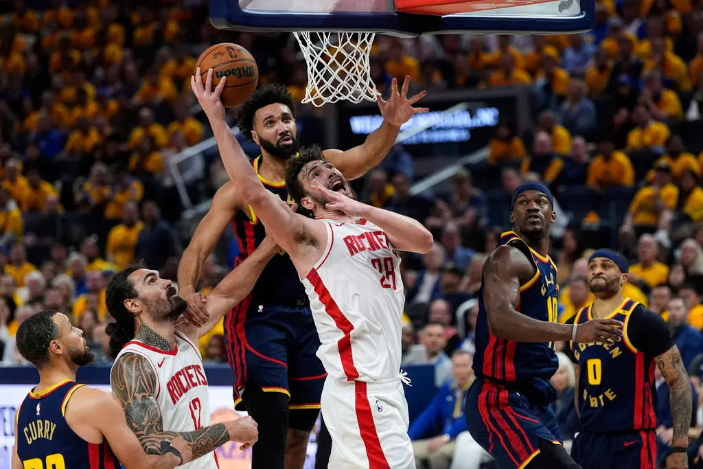 ▲NBA 5/1日焦點戰役，金州勇士將在客場對上休士頓火箭，勇士系列賽大比分3：1領先火箭，此戰將力拼勝利，上演「下剋上」挺進次輪季後賽，主場作戰的火箭將期盼能夠延長戰線。（圖／美聯社／達志影像）