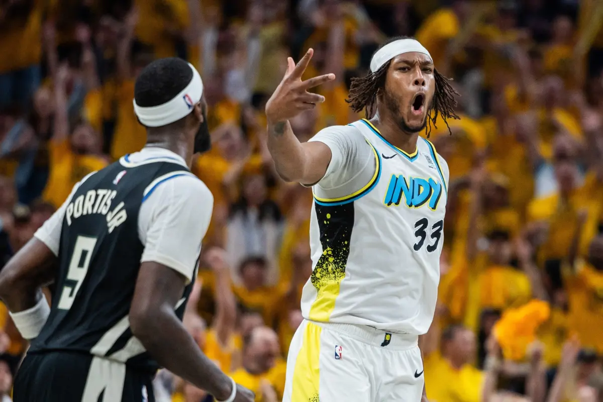 ▲溜馬隊Myles Turner在淘汰公鹿隊後，於社群媒體上重現溜馬傳奇Reggie Miller的經典「掐喉手勢」，狠酸公鹿隊關鍵時刻崩盤。（圖／路透／達志影像）