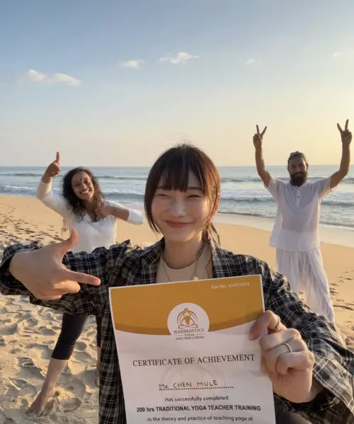 ▲愛莉莎莎（中）親自到海外學習瑜伽並取得教師證照。