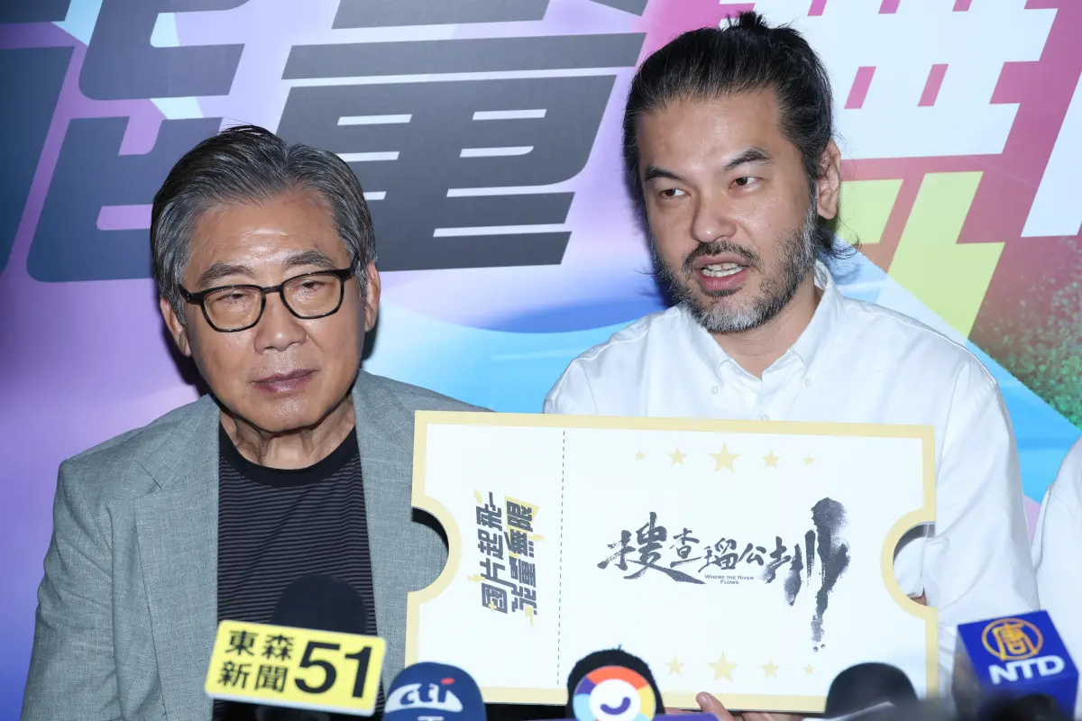 ▲演員朱軒洋及歌手吳卓源因合拍電影《搜查瑠公圳》假戲真愛，今（30）日該劇導演賴俊羽（右）透露2人拍片時十分投入，而出品人邱瓈寬被問及朱軒洋有無反省？直言「他反省跟國片起飛有什麼關係？」（圖／記者陳明安攝影）