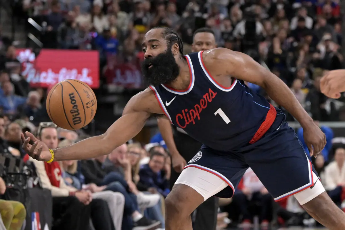 ▲丹佛金塊在季後賽G5擊敗洛杉磯快艇，取得3：2聽牌優勢，金塊球迷對快艇球星James Harden狂喊「爛透了」。（圖／路透／達志影像）