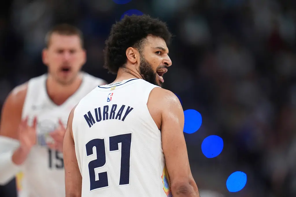 ▲丹佛金塊在主場以131：115擊敗洛杉磯快艇，系列賽以3：2取得聽牌優勢。本場比賽的最大功臣無疑是Jamal Murray，他出戰40分鐘，26投17中、三分球14投8中、罰球1投1中，轟下43分5籃板7助攻3抄截1阻攻，尤其末節獨攬13分，一手終結比賽懸念。（圖／美聯社／達志影像）