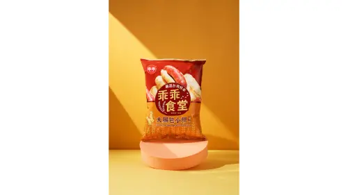 ▲特製的鹹香醬料，咬一口後感受到香腸的鹹甜肉和米腸的淡淡米香。（圖／品牌提供）