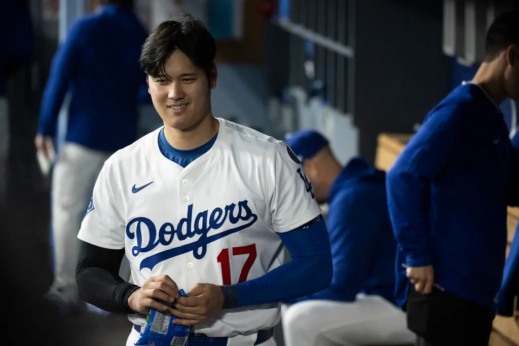 ▲大谷翔平於第一局首打席擊出個人本季第7支全壘打，展現強勢復出身手。本場比賽適逢道奇主場舉行「女子之夜（Women Night）」主題活動，大谷特別選擇了由妻子真美子挑選、來自動畫《美少女戰士》的經典主題曲「Moonlight Densetsu（月光傳說）」作為登場曲，引發球迷熱議。（圖／美聯社／達志影像）