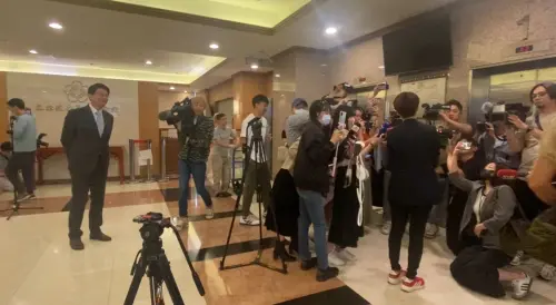 影／謝龍介伸手慘遭陳亭妃無視！謝寒冰譏「繼承1力」：人見人怕
