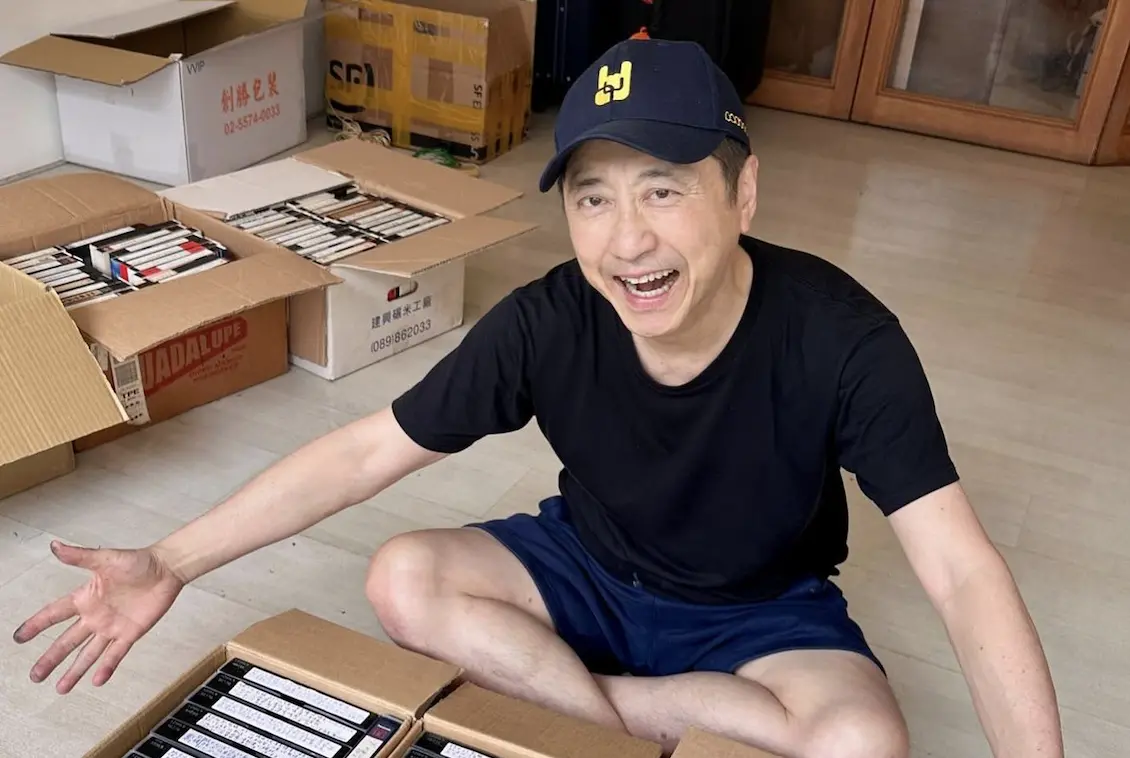 ▲庾澄慶曬出綜藝《超級星期天》的錄影帶，打算把它們都清空，吸引不少觀眾前來留言，「不要啊！先轉成數位檔！」（圖／庾澄慶臉書）