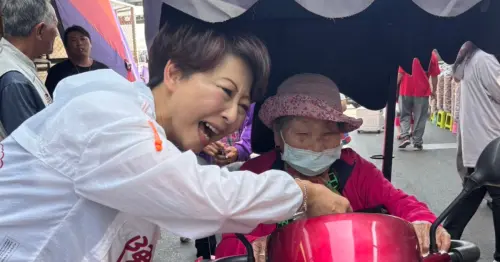 母親節前夕 陳亭妃市場送暖不忘拼罷免連署